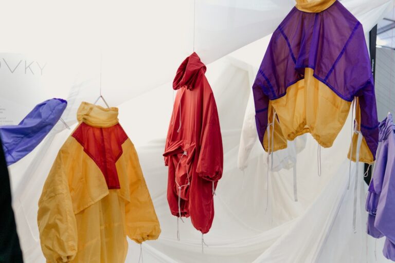 Artă și Modă: Cum Să Inspirăm și Să Fim Inspirat de Design-ul Vestimentar