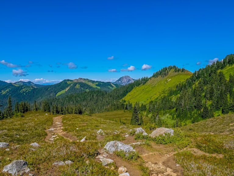 Ghid pentru a descoperi trasee spectaculoase de drumeție