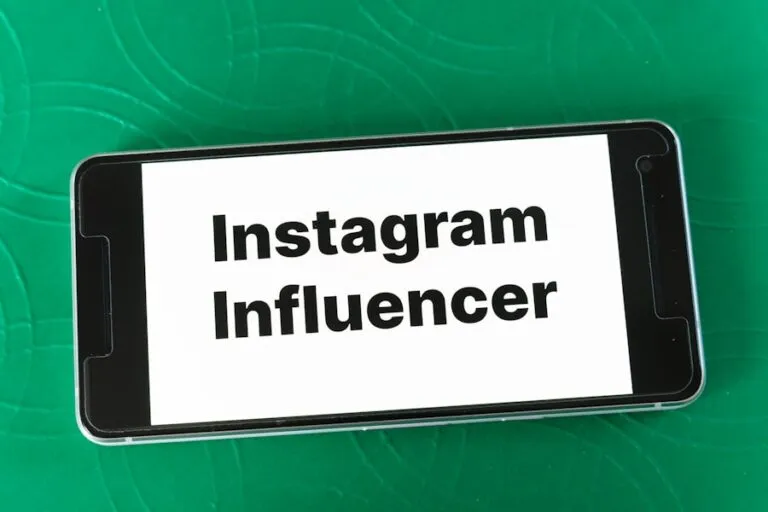 Photo "How to collaborate with other influencers to expand your audience"