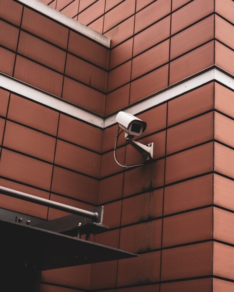 Cum sa folosesti AI pentru a imbunatati procesele de securitate fizica