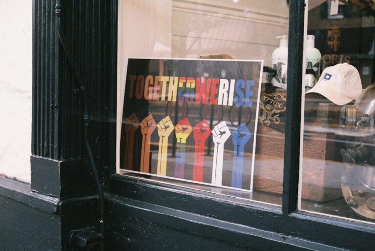 Reprezentarea LGBTQ în media și publicitate: impact și responsabilitate