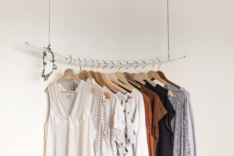 Ghidul capsule wardrobe pentru bărbați și femei: 24 piese esențiale