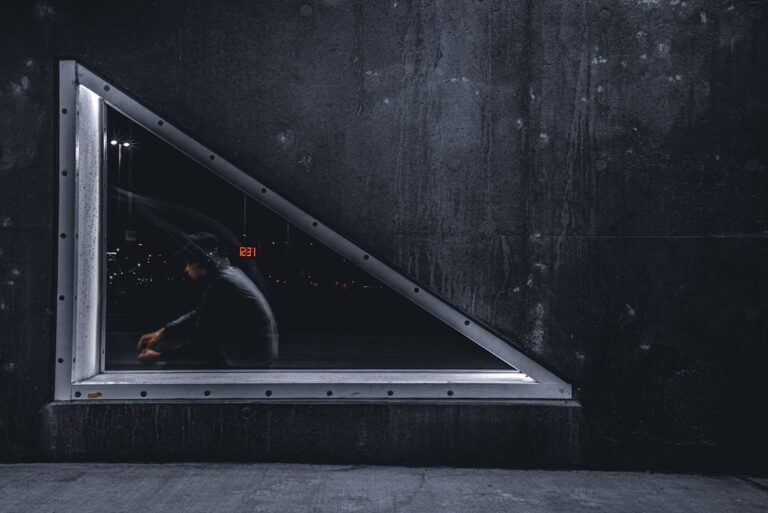 Se scrie ridică-te sau ridicate?